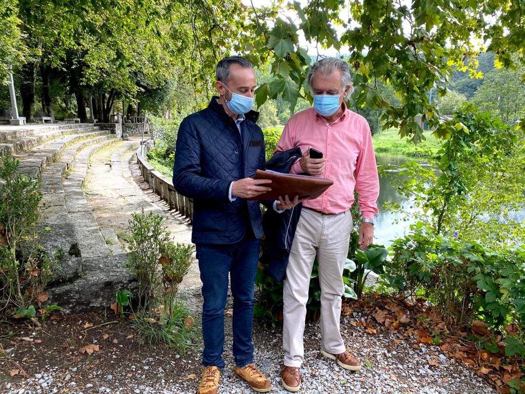 El alcalde de Caldas, Juan Manuel Rey, se reúne con el ingeniero agrónomo Pedro Calaza para estudiar una intervención en el río Umia