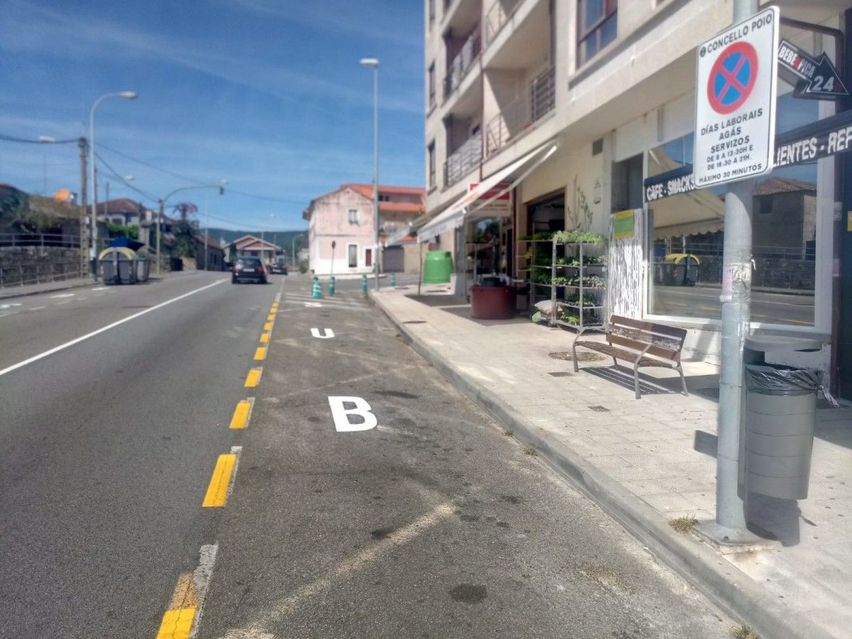 Parada de autobús pintada pola Xunta na avenida da Porteliña