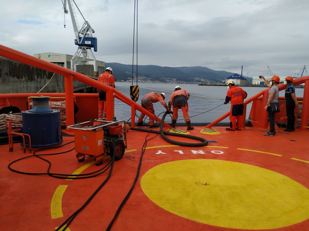 Simulacro de contaminación mariña no Porto de Marín