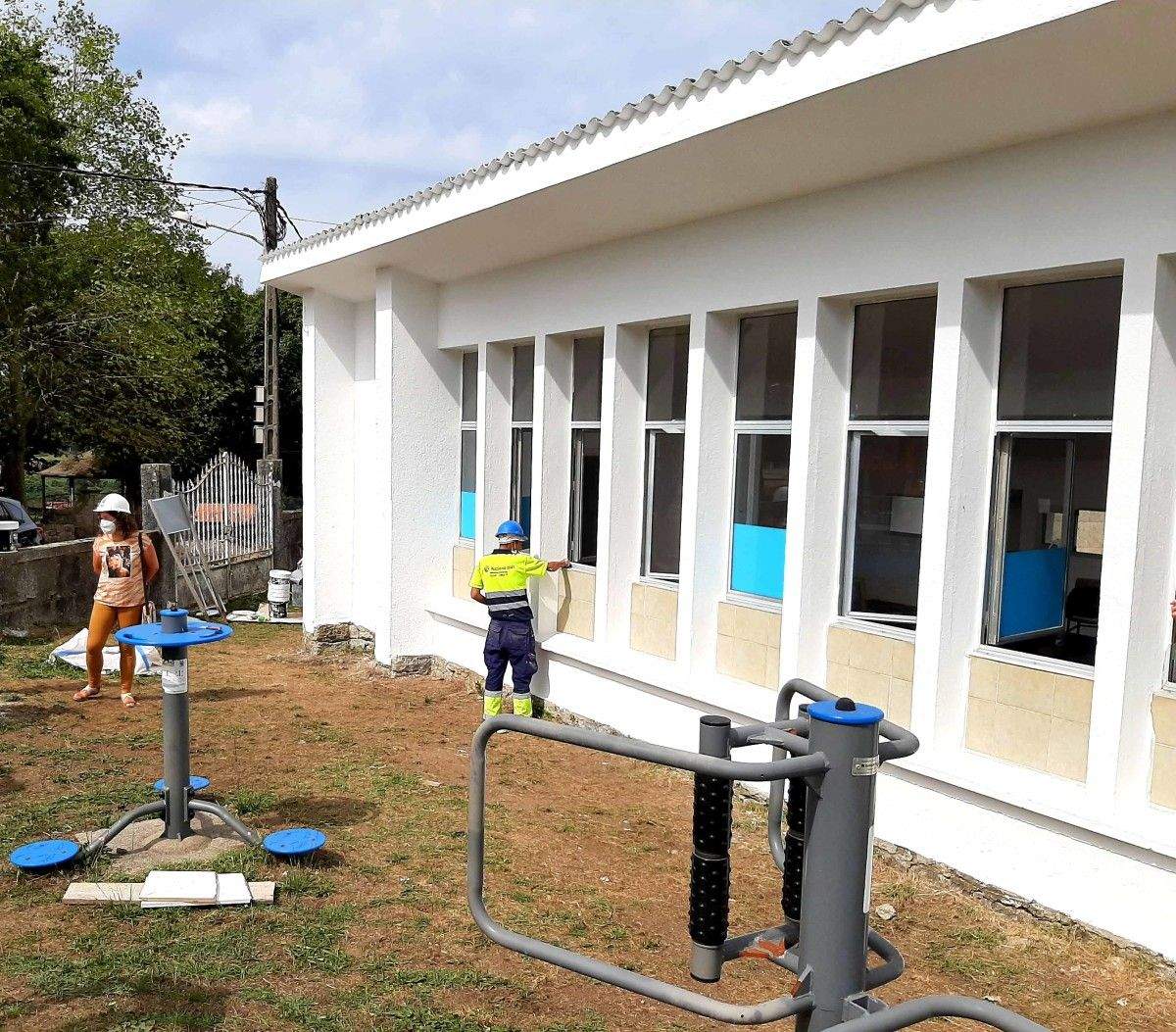 Os traballadores do plan de emprego de albanelaría de Moraña remataron os vestiarios da piscina e o local cultural de Amil