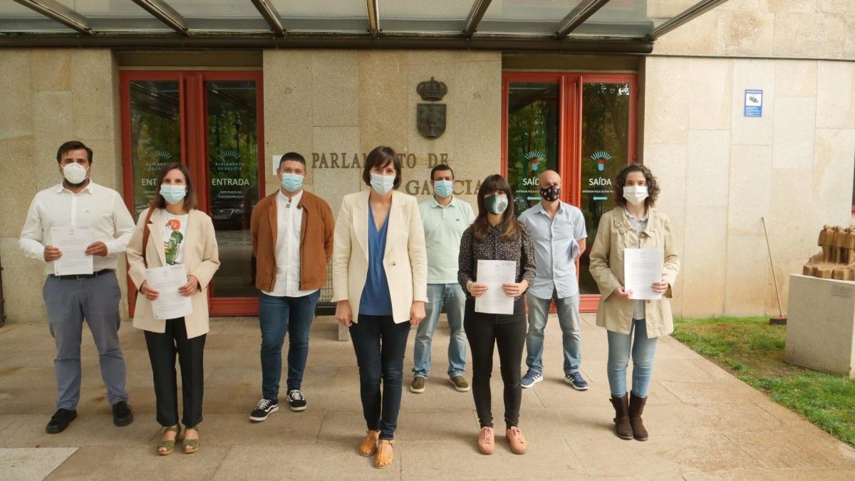 Ana Pontón y Manu Lourenzo con las familias del CEIP Praza de Barcelos ante el Parlamento galego
