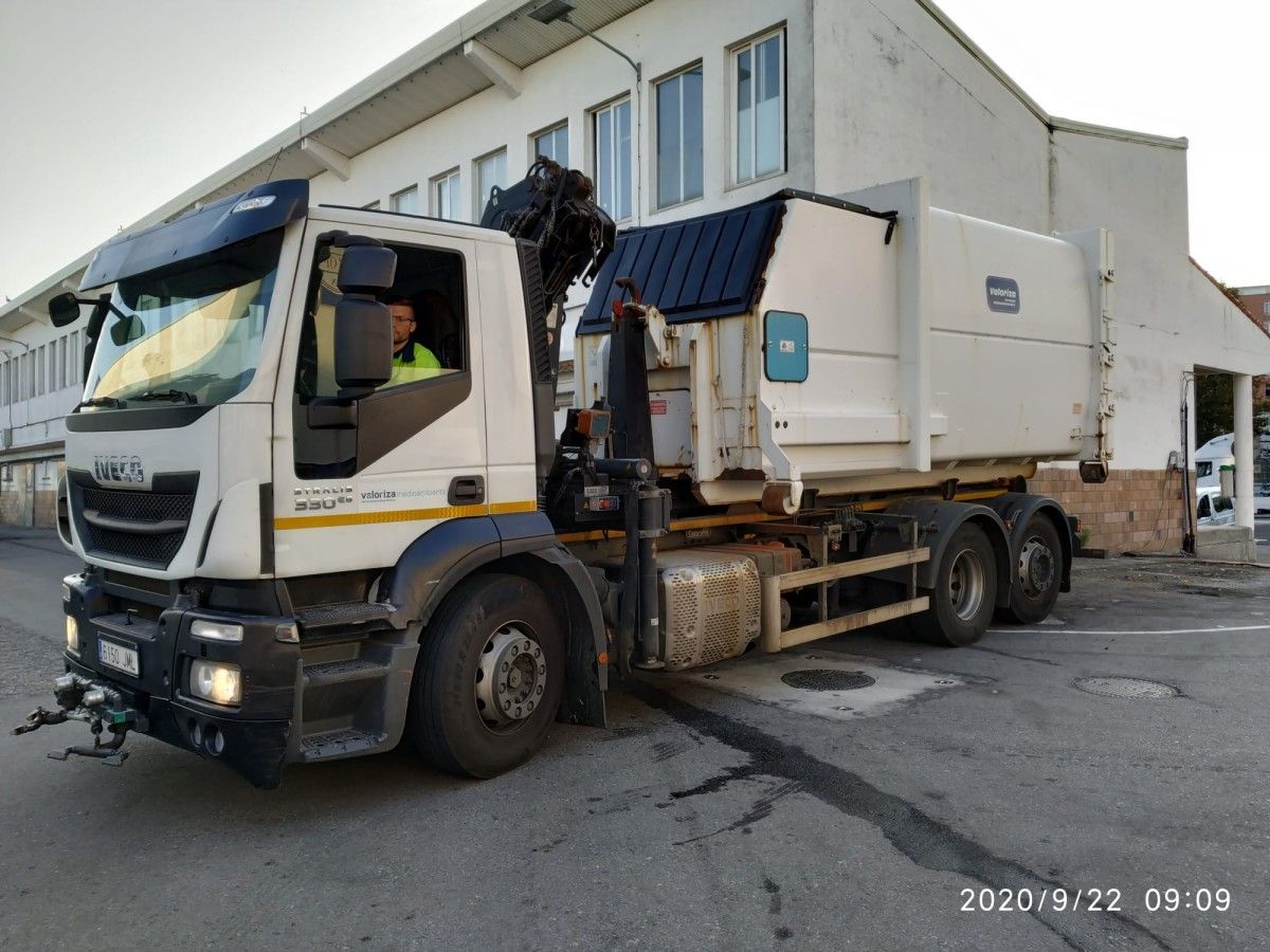 Recollida de lixo no Porto de Marín