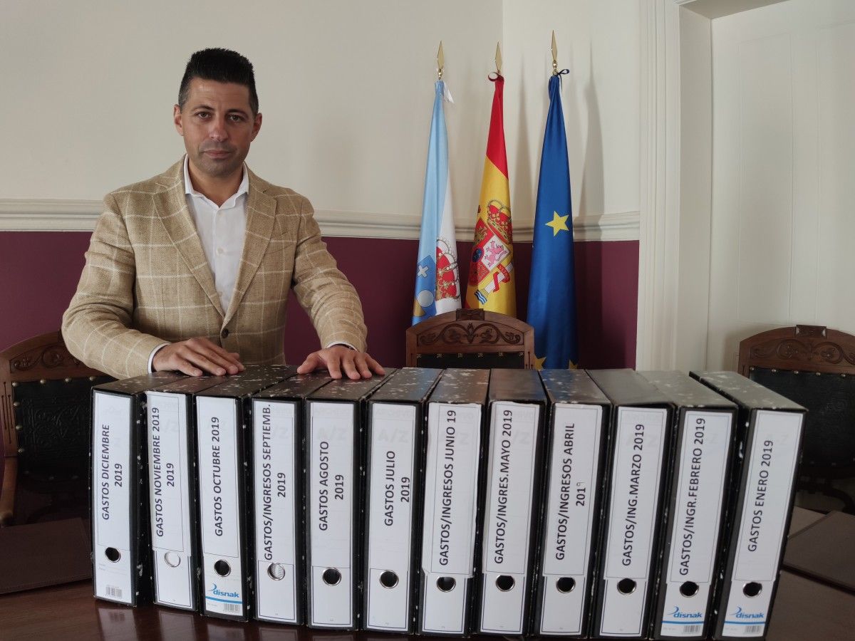 Andrés Díaz con los archivadores de la Cuenta General de 2019
