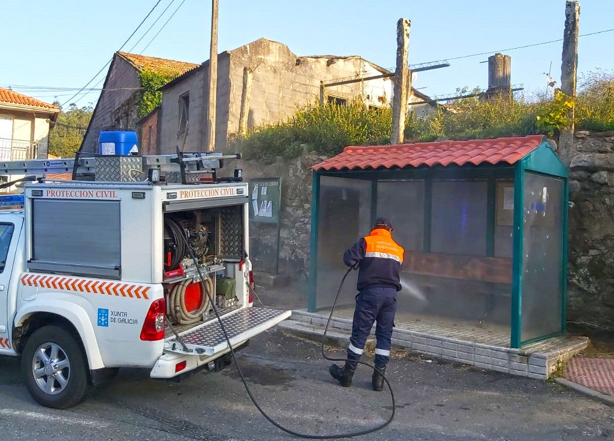 Desinfección de las paradas de autobús de Cerdedo-Cotobade
