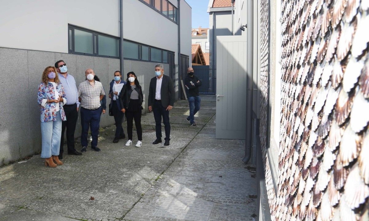 Visita da presidenta da Deputación, Carmela Silva, ás reformadas casas modernistas da Illa de Arousa