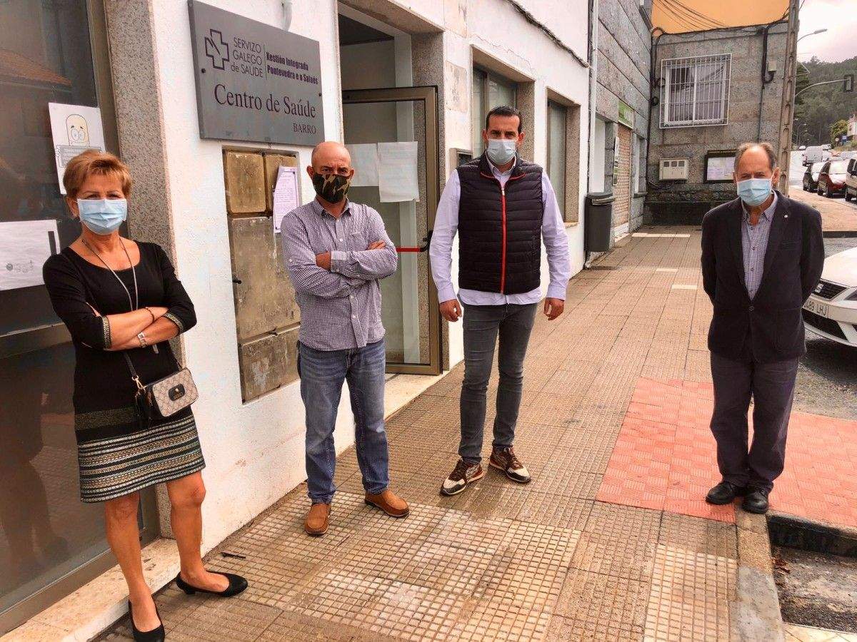 Concelleiros do PP e membros da Asociación diante do Centro de Saúde de Barro
