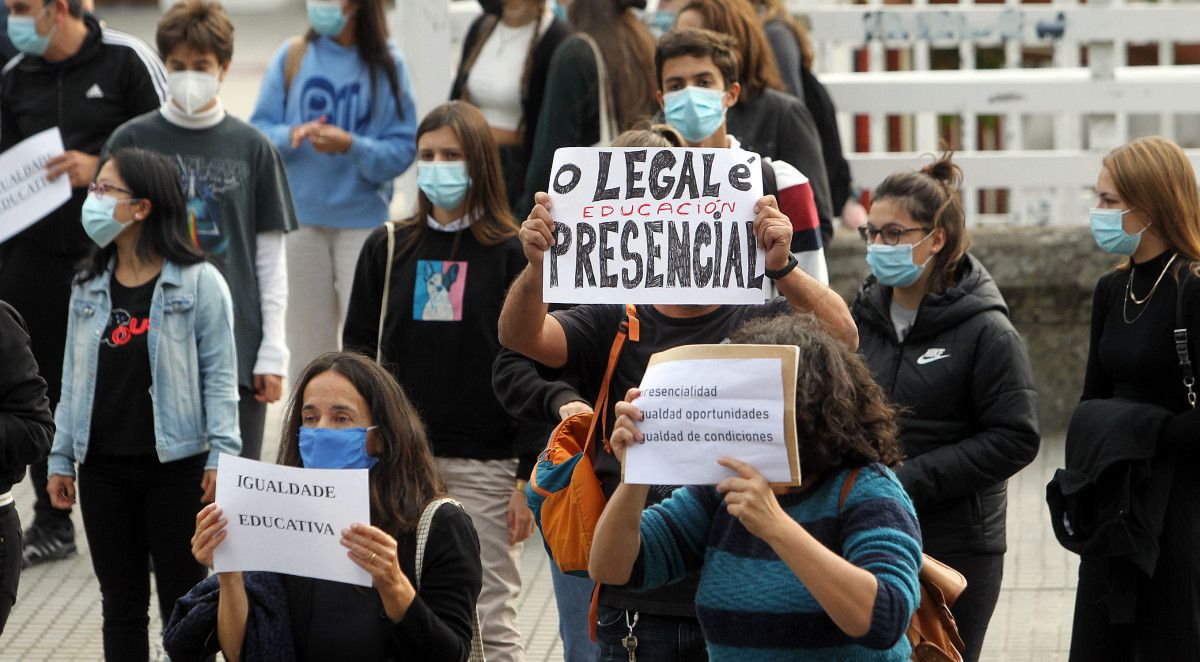 Padres y estudiantes del IES Sánchez Cantón e IES Valle-Inclán protestan contra el bachillerato semipresencial