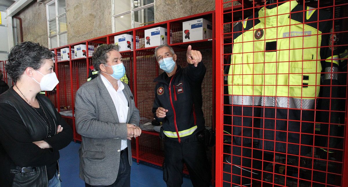 Visita del alcalde de Pontevedra, Miguel Anxo Fernández Lores, al parque de bomberos