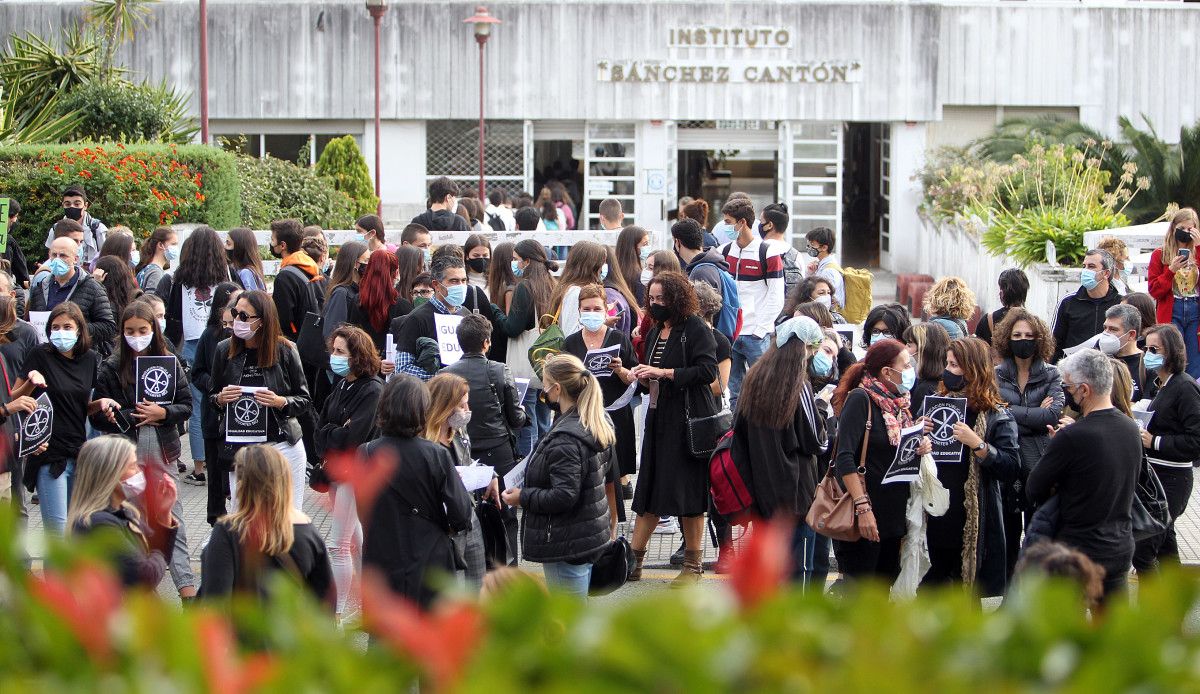 Padres y estudiantes del IES Sánchez Cantón e IES Valle-Inclán protestan contra el bachillerato semipresencial
