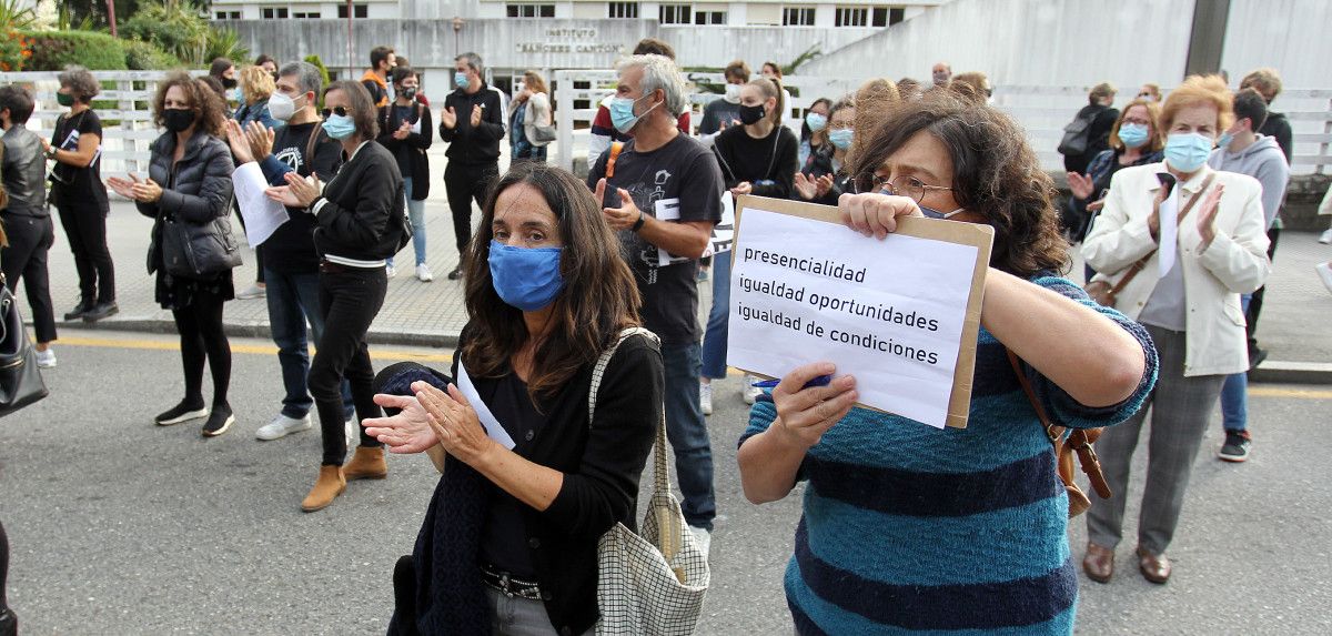 Padres y estudiantes del IES Sánchez Cantón e IES Valle-Inclán protestan contra el bachillerato semipresencial