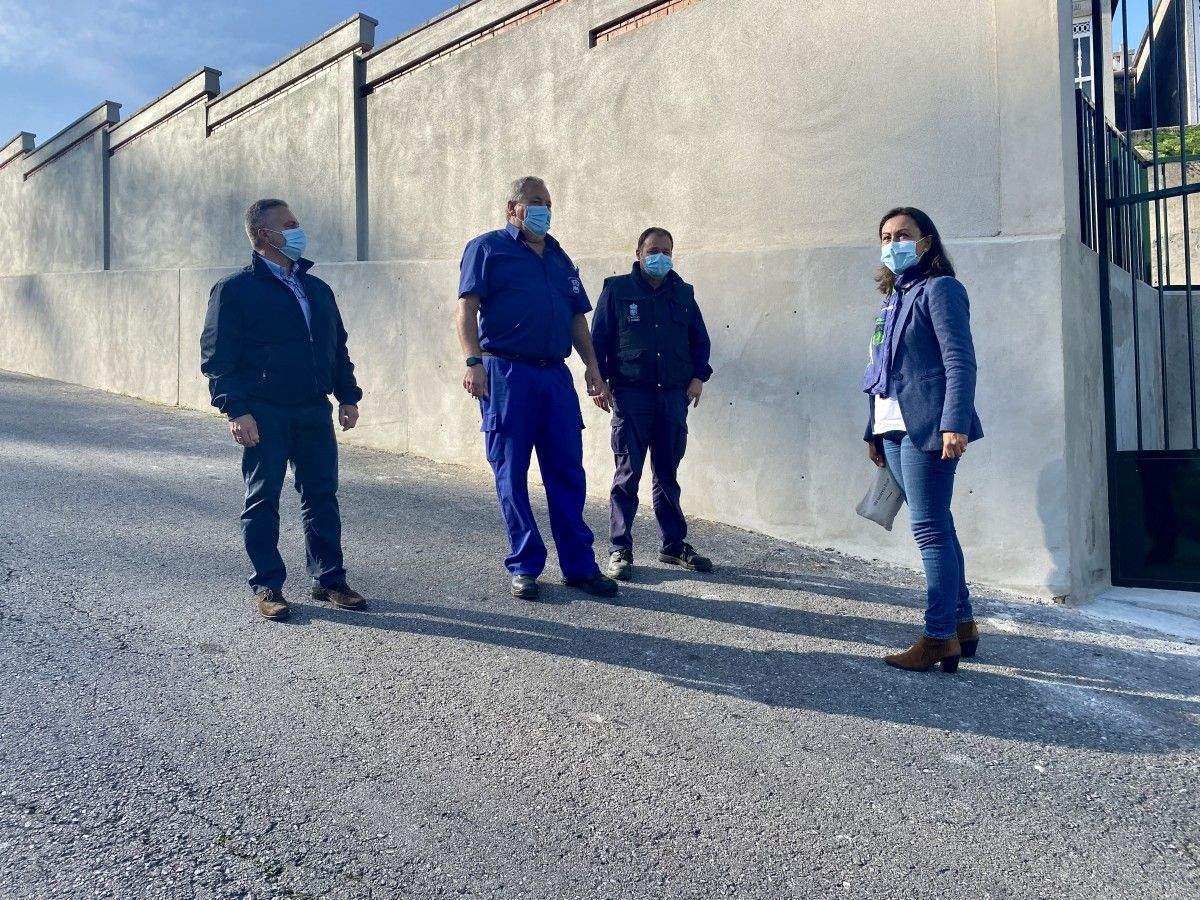 María Ramallo e Manuel Santos visita o novo acceso peonil do cemiterio da Raña