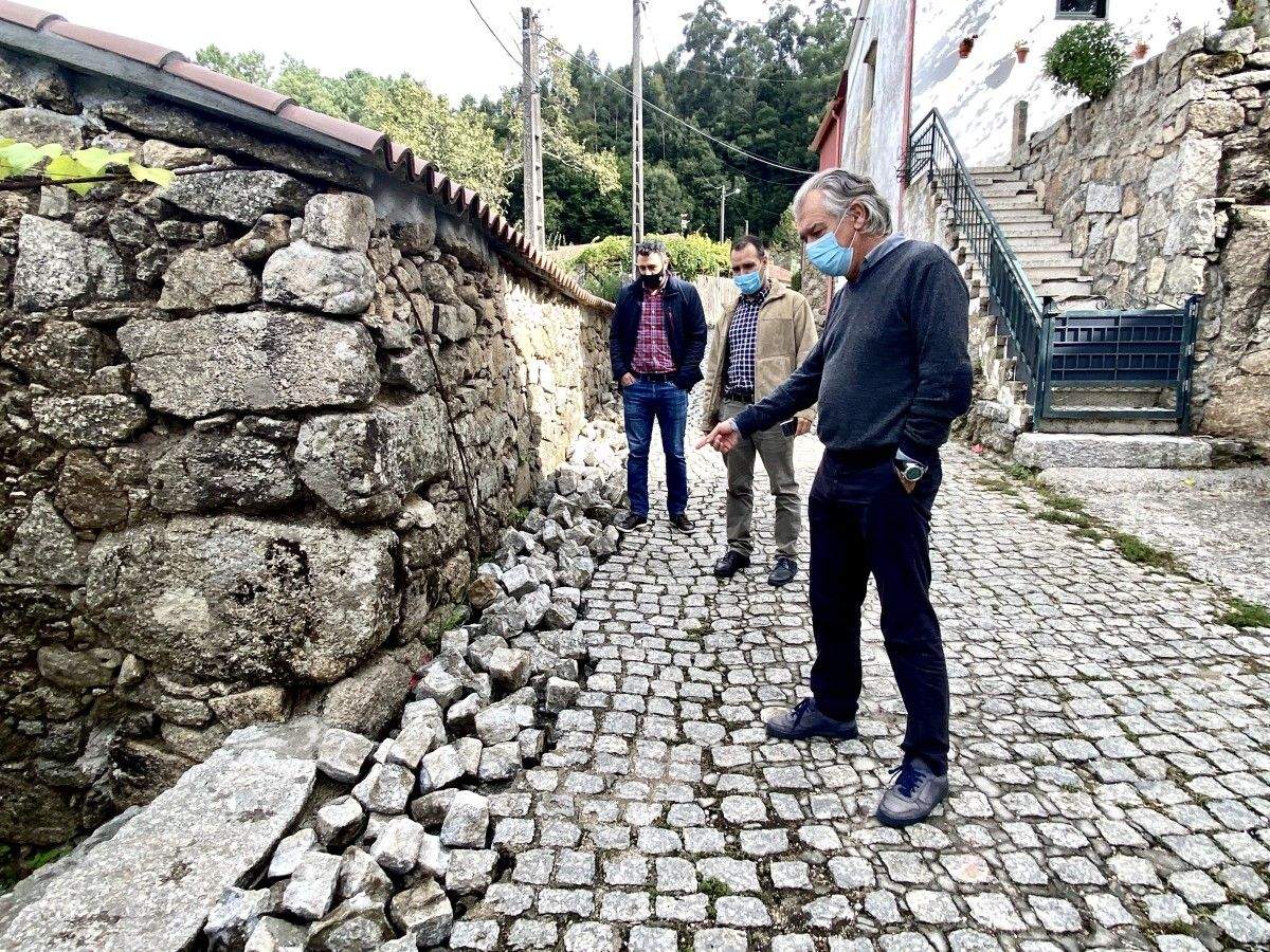 O alcalde de Caldas, Juan Manuel Rey, visita as obras do vial do núcleo de San Martiño