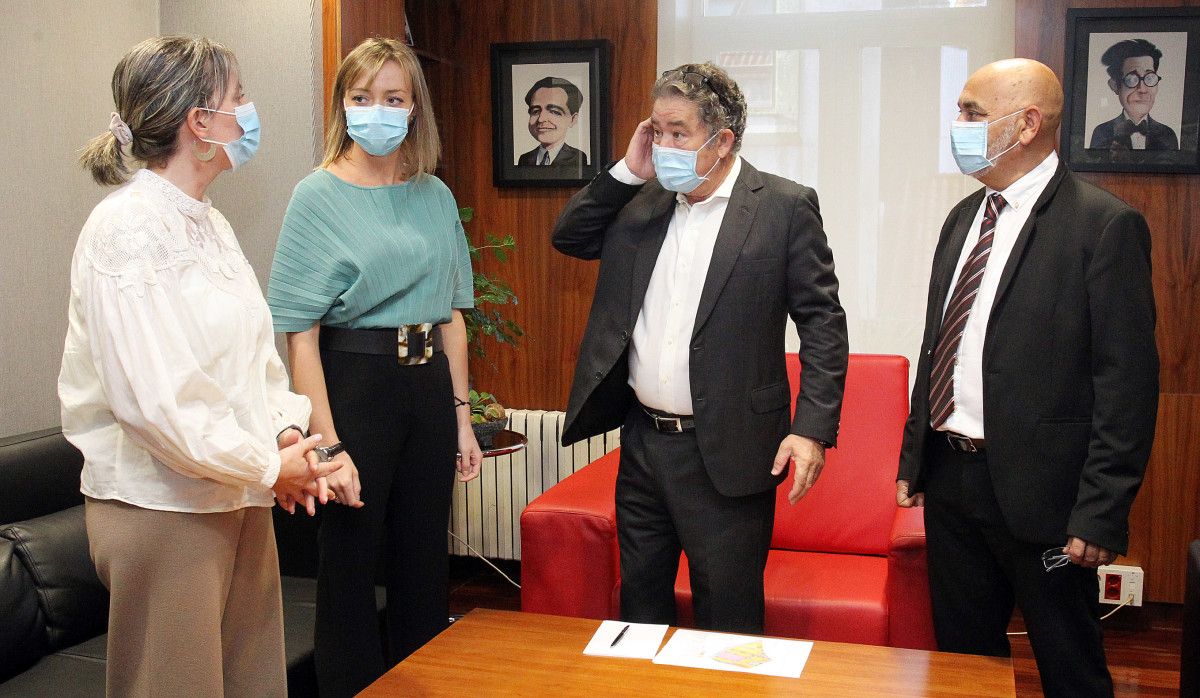 El alcalde de Pontevedra, Miguel Anxo Fernández Lores, recibe a la conselleira de Política Social, Fabiola García