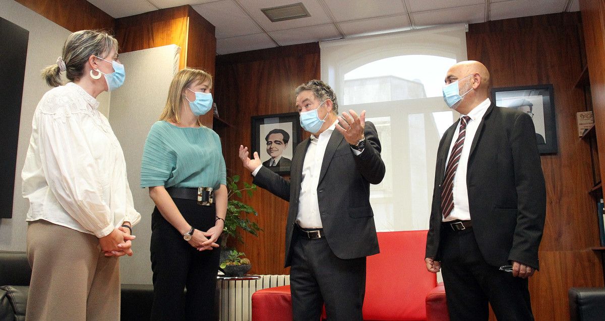 O alcalde de Pontevedra, Miguel Anxo Fernández Lores, recibe á conselleira de Política Social, Fabiola García, para abordar a nova residencia de maiores da cidade