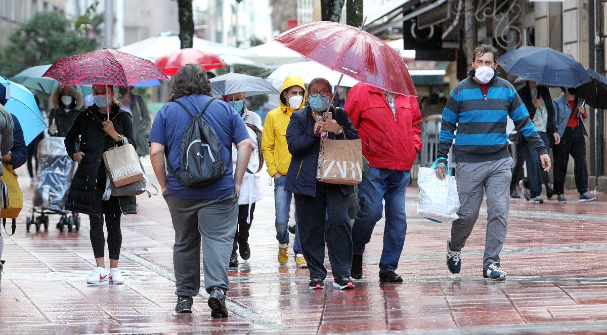 Xente paseando con máscaras por Pontevedra
