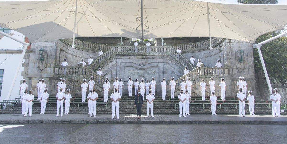 La alcaldesa de Marín, María Ramallo, visita a los alumnos de la Escuela Naval