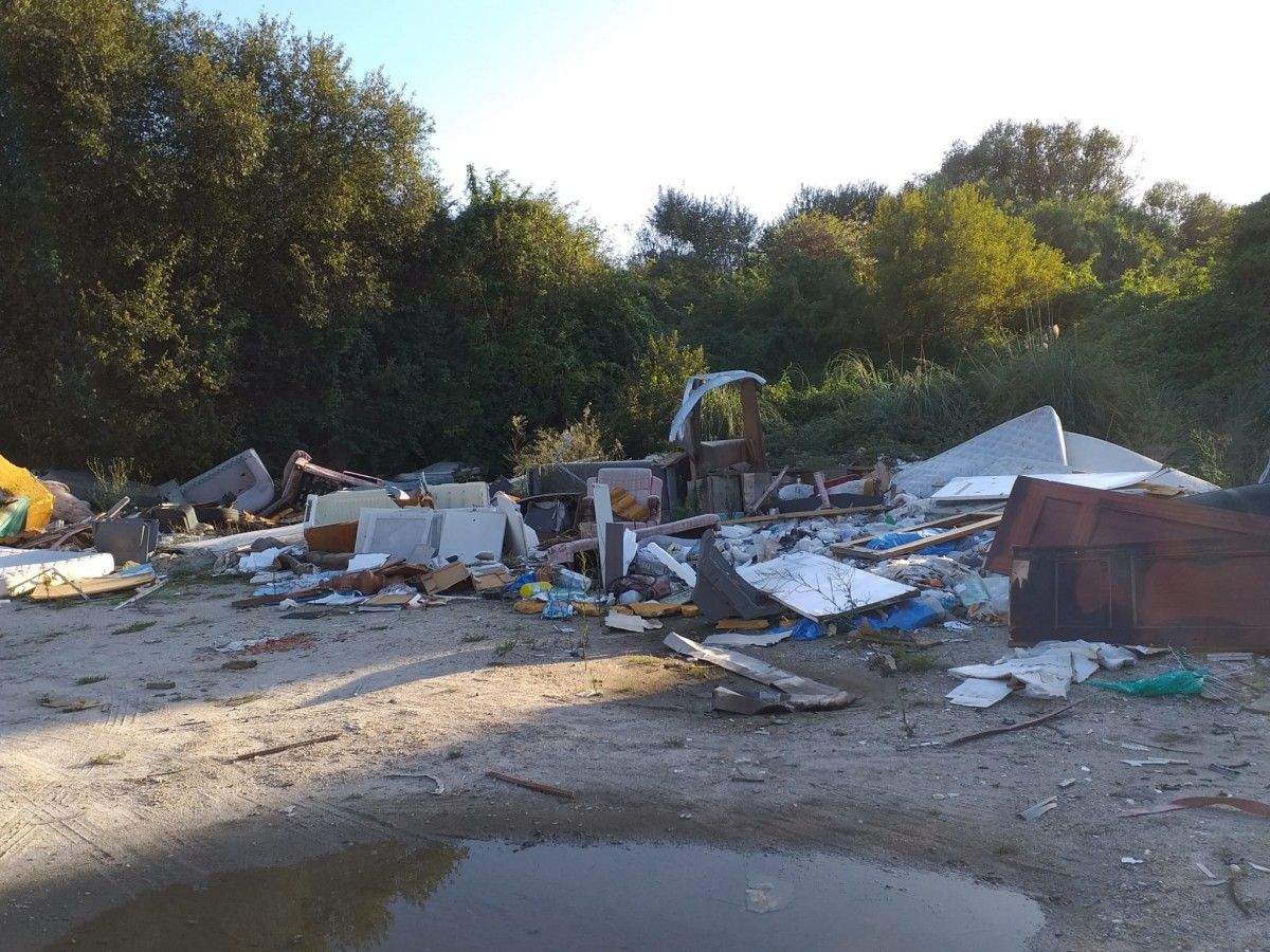Vertedero descontrolado en una parcela en Mollabao