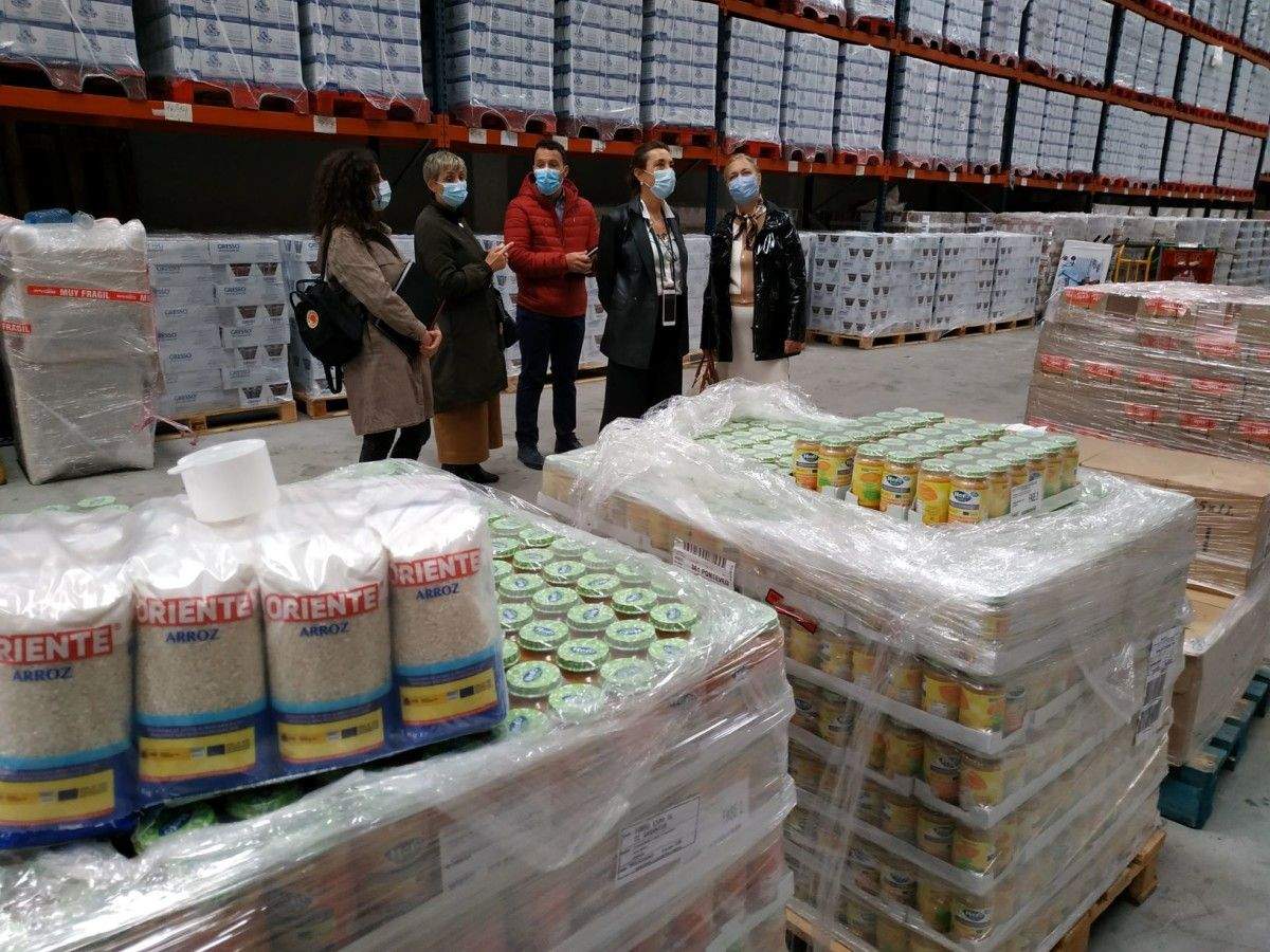 Recepción de alimentos en el almacén de Cruz Roja