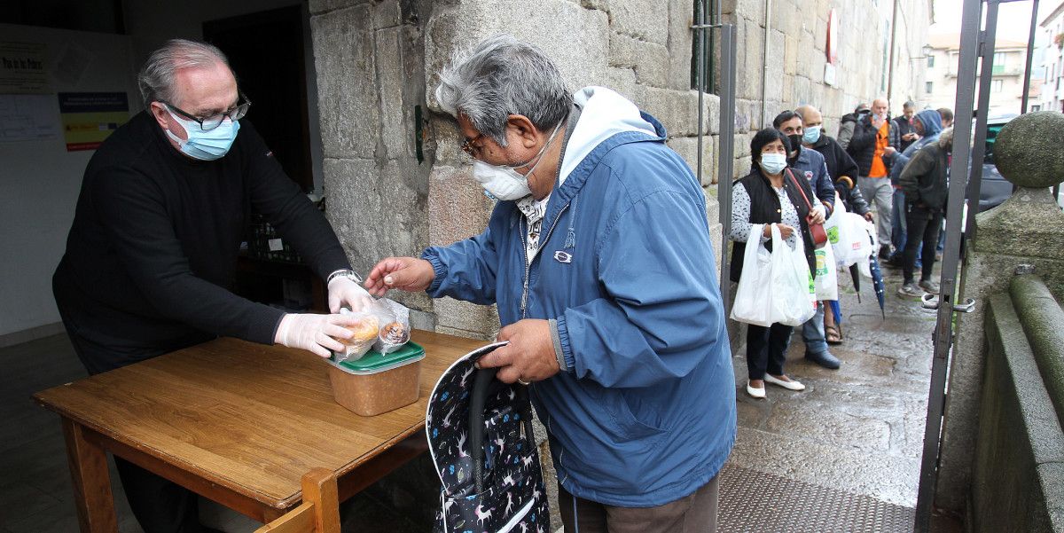 Reparto de comida en táper en el comedor de San Francisco