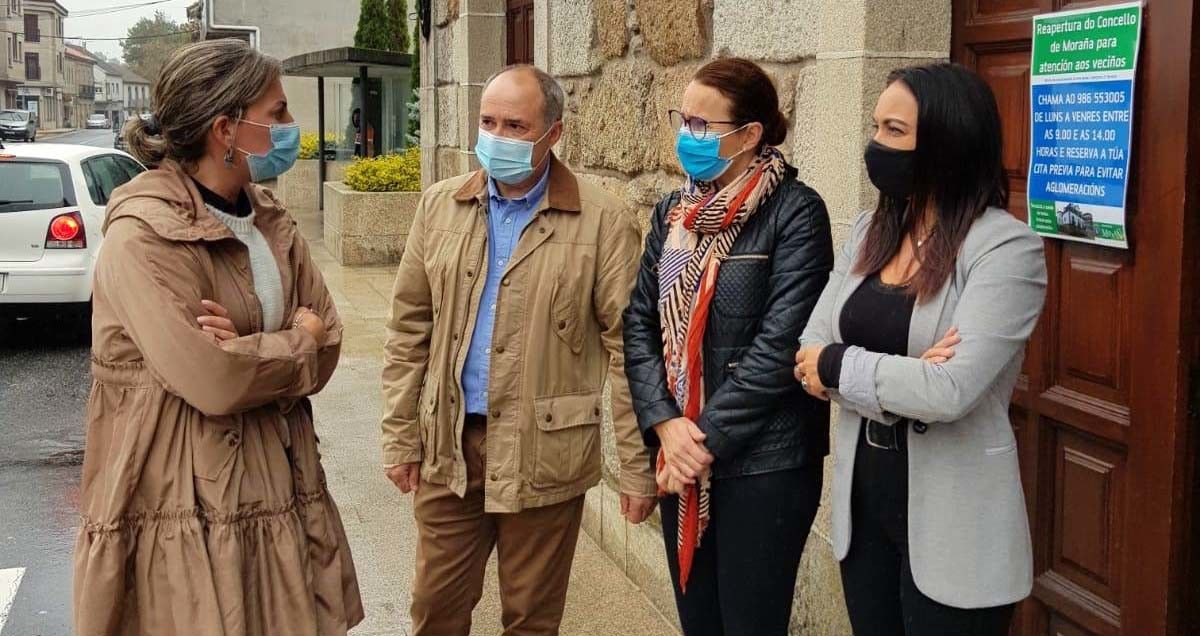 Luisa Piñeiro con José Cela y concejalas del grupo de gobierno en Moraña