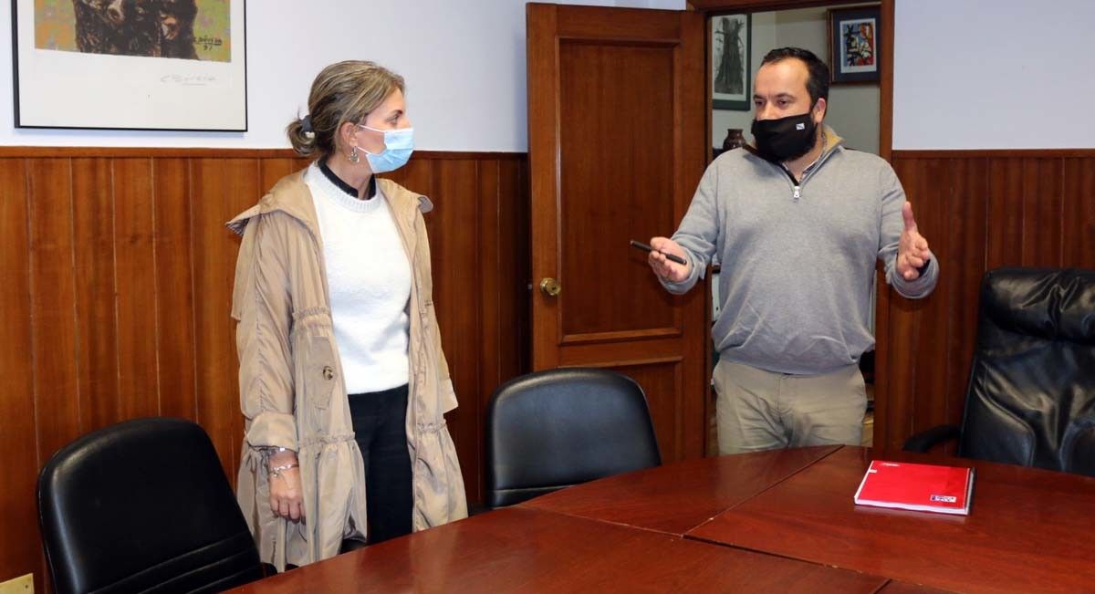 Reunión entre Luisa Piñeiro y César Poza, alcalde de Vilaboa