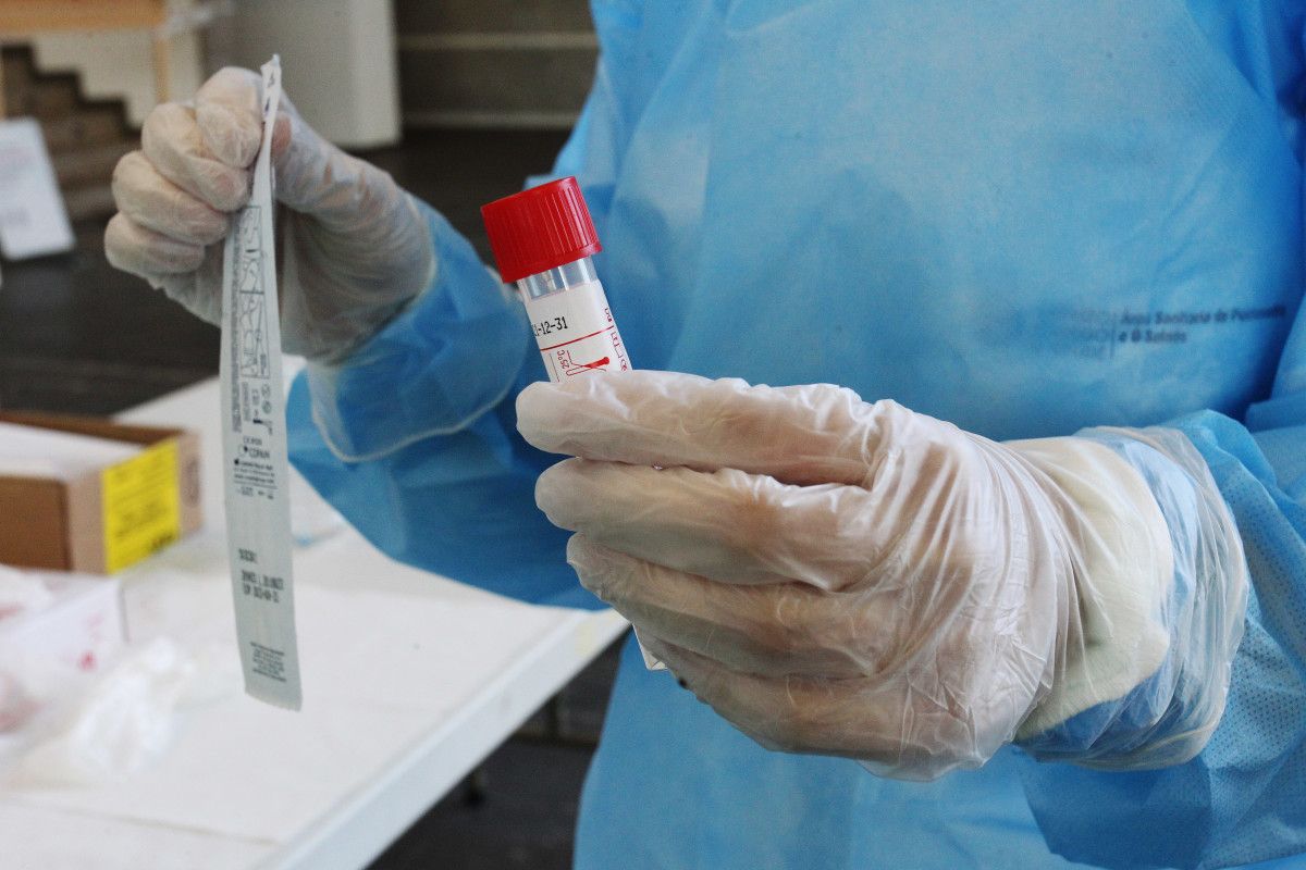 Realización dun test PCR no Recinto Feiral