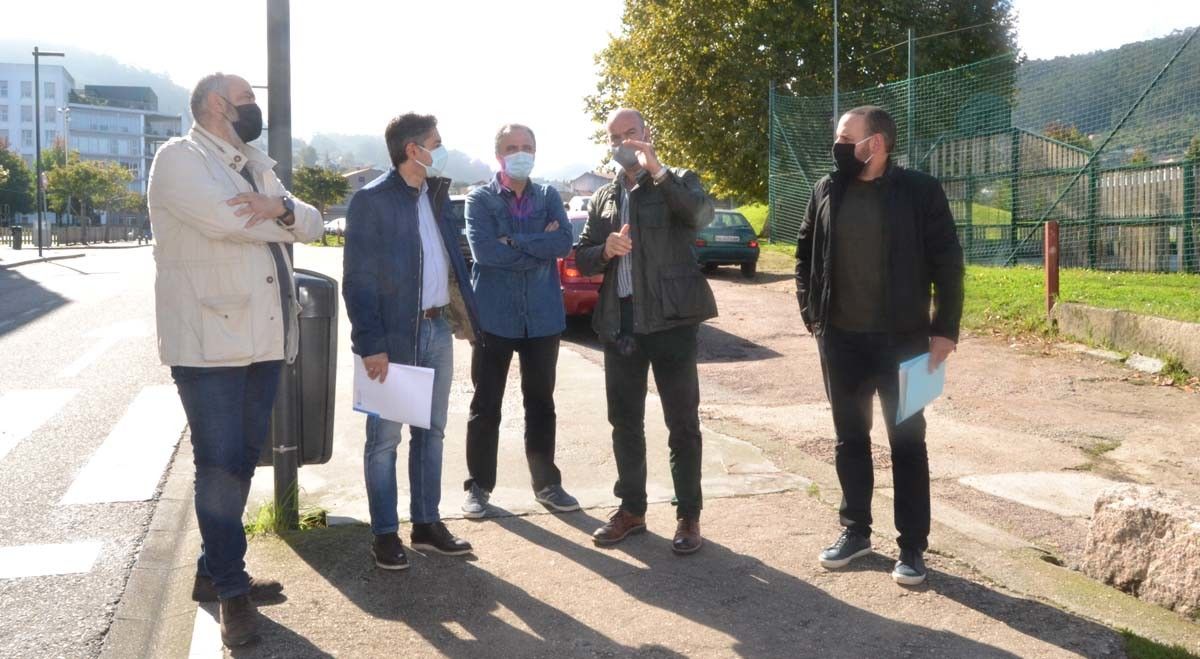 Responsables de Augas de Galicia acompañan al alcalde de Bueu en la calle Pazos Fontela