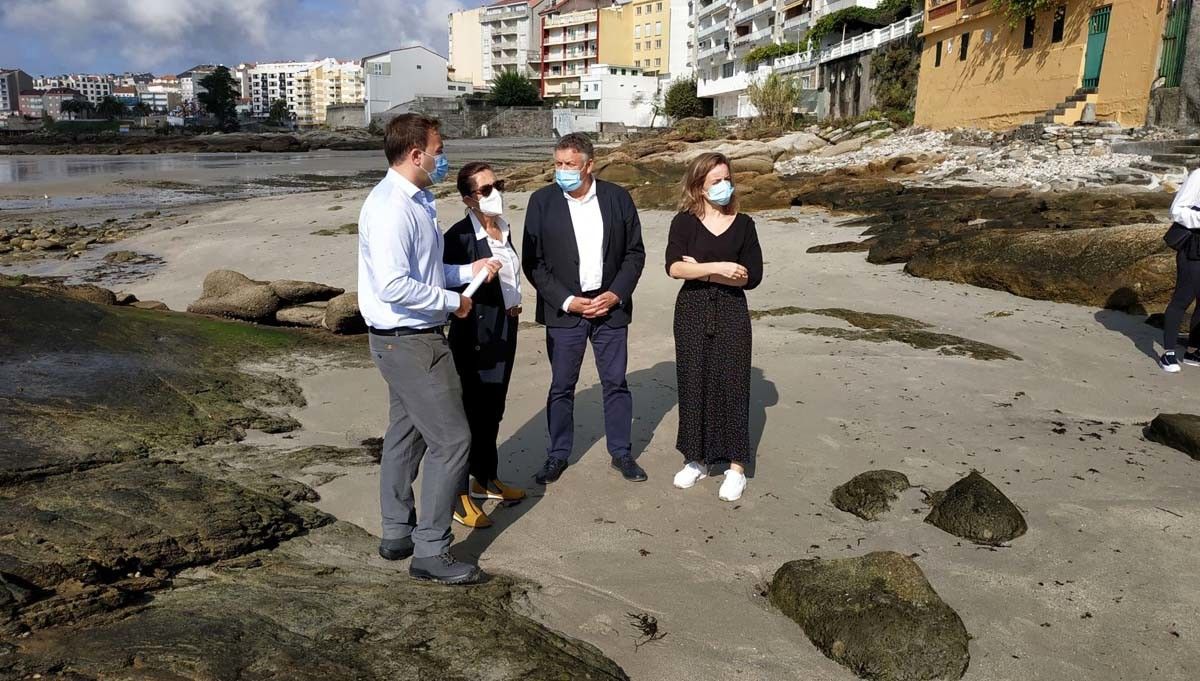 Visita de las autoridades a la playa de Carabuxeira