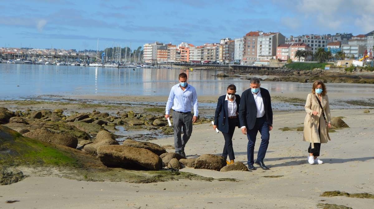Visita de las autoridades a la playa de Carabuxeira
