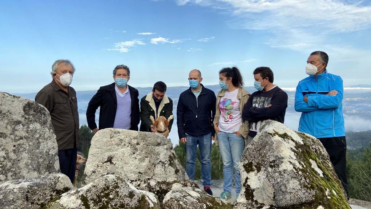 Miguel Anxo Fernández Lores e Alberto Oubiña con veciños e comuneiros de Marcón e Tomeza