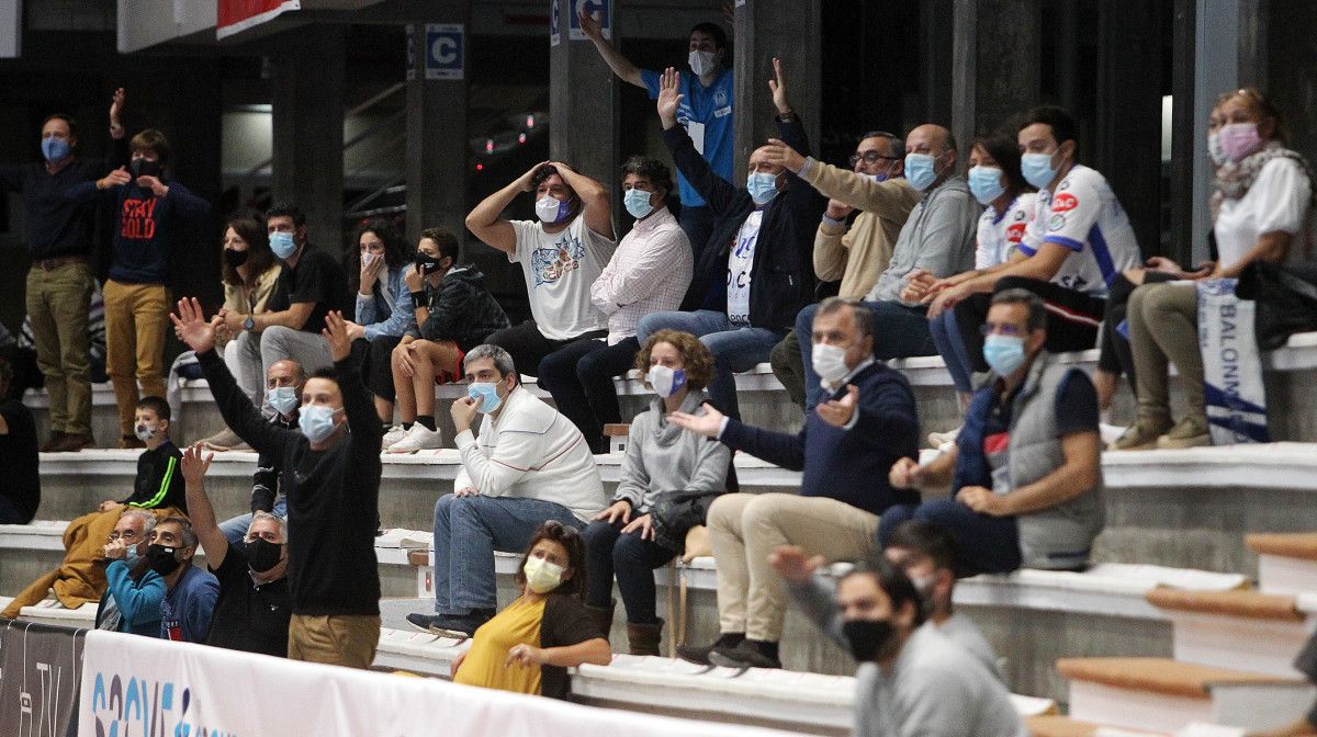 Público nas bancadas do Municipal durante o partido da Liga Asobal entre Cisne e Cuenca 