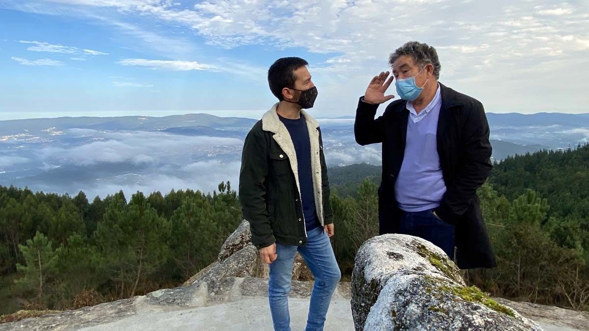 Miguel Anxo Fernández Lores e Alberto Oubiña no mirador da Fracha