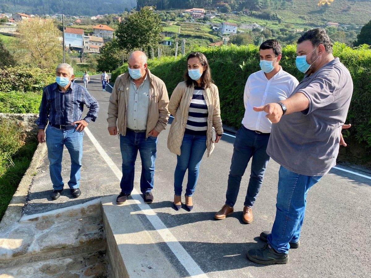 A alcaldesa de Marín, María Ramallo, supervisa a reforma do camiño que une Troncosa e Candóns