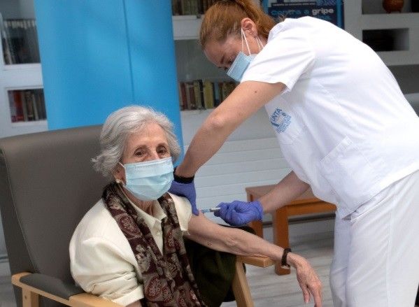 Unha muller recibindo a vacina da gripe