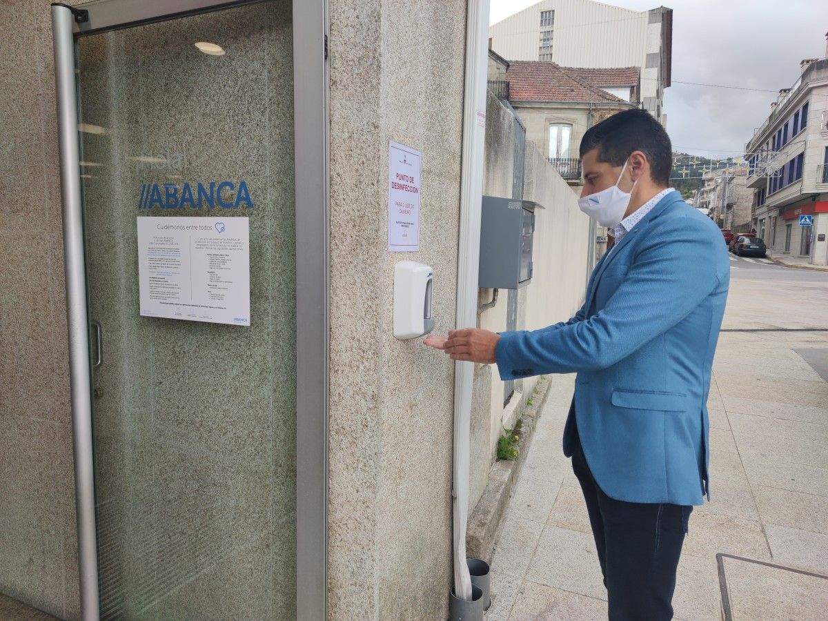 Dispensador de xel hidroalcólico nun caixeiro de Ponte Caldelas