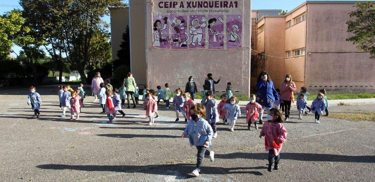 Presentación do mural 'Construíndo un futuro en igualdade' no CEIP A Xunqueira 1