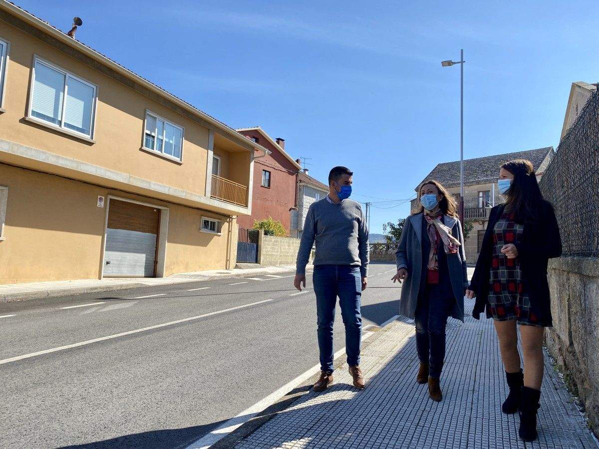 Visita de la alcaldesa, María Ramallo, y los concejales Pablo Novas y Raquel Soage a la zona da Brea- Ameal 