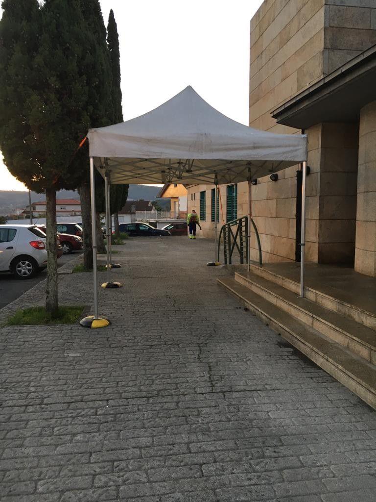 Carpa instalada no exterior do centro de saúde Anafáns