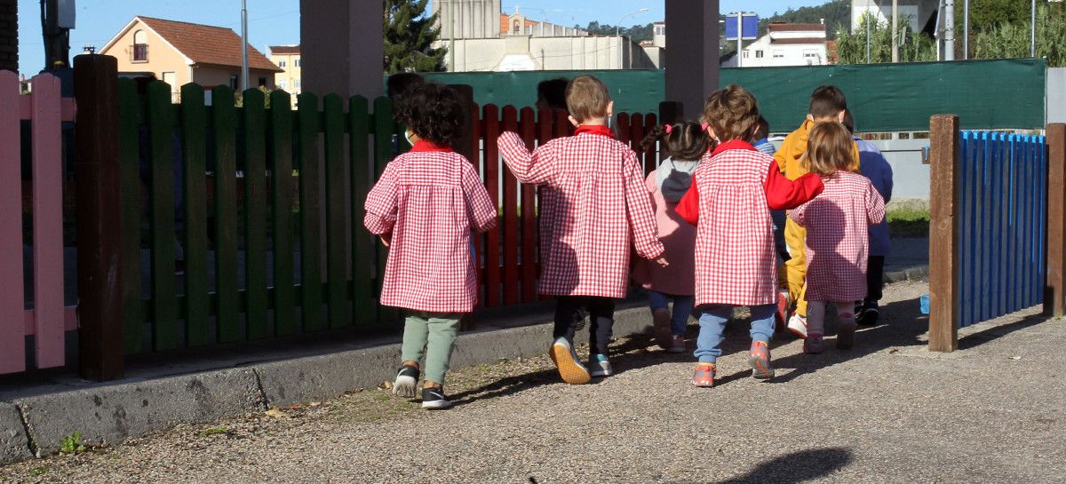 Niños en el patio de recreo de un colegio