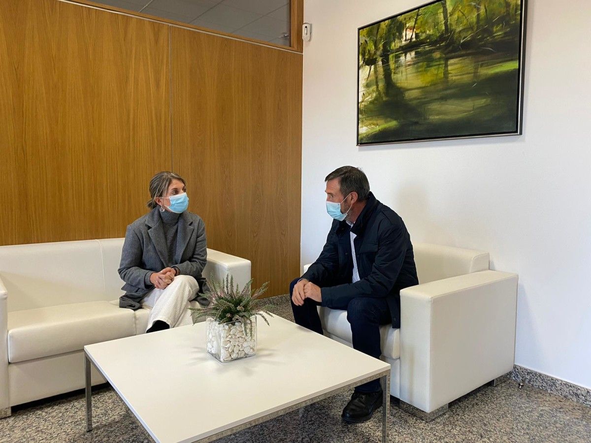 La nueva delegada de la Xunta en Pontevedra, Luísa Piñeiro, se reúne con el alcalde de Barro, Xose Manuel Fernández Abraldes