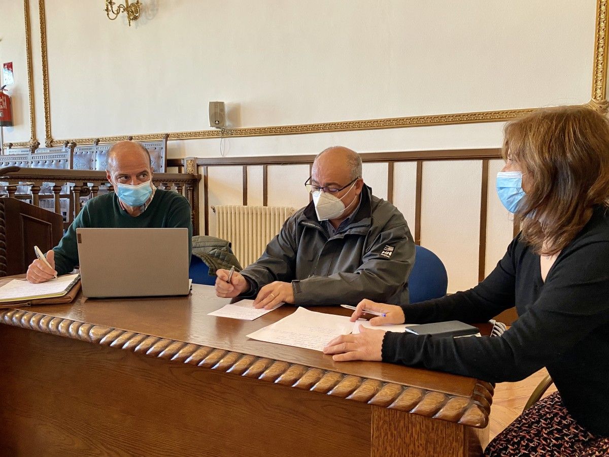 Reunión entre Cristina Acuña, Juan Cánovas e Francisco Cruceiras