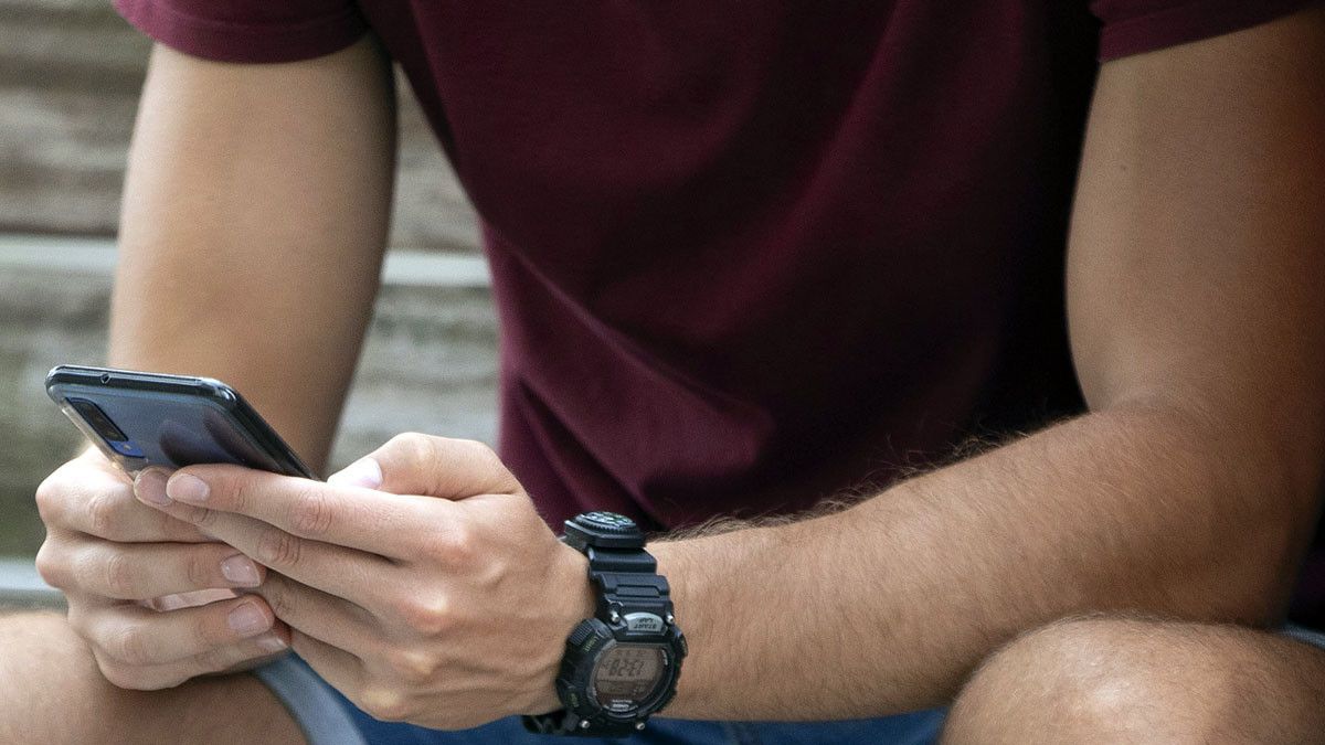 Un mozo cun teléfono móbil