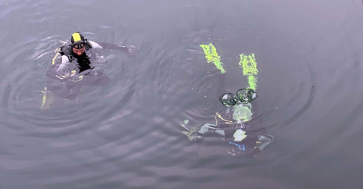 Buzos limpiando el fondo marino de Combarro