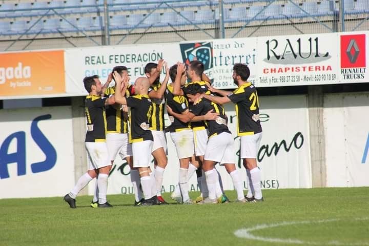 O Ribadumia festexa o gol do triunfo ante o Ourense CF