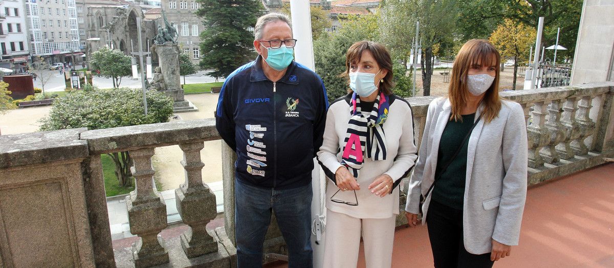 La subdelegada del Gobierno, Maica Larriba, junto a Irene Vilaboa, entrenadora del Teucro, y el delegado Javier Domínguez