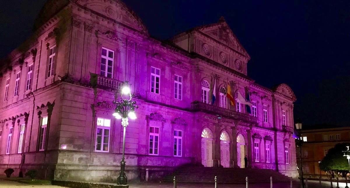 Pazo Provincial iluminado de rosa