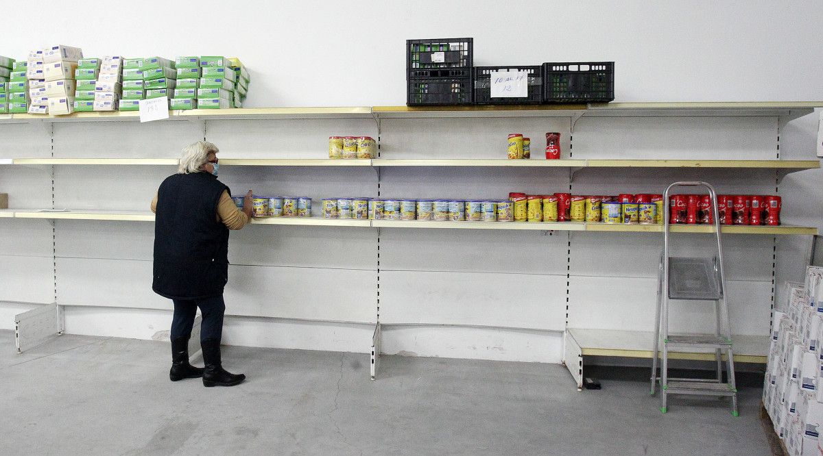 Estanterías casi vacías del Banco de Alimentos de Pontevedra
