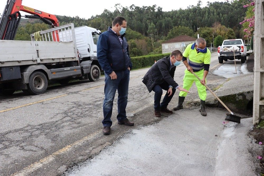Los concelleiros de A Lama, David Carrera e Jorge Méndez, visitan las obras que se están realizando en Antas e Seixido