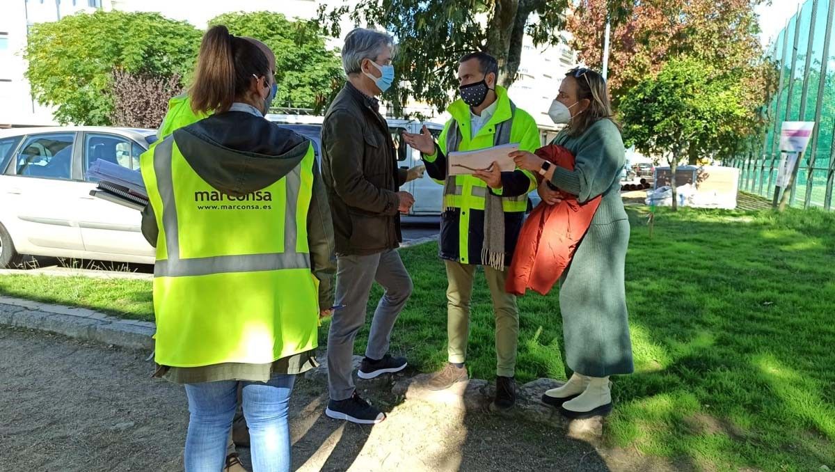 Visita del alcalde de O Grove, José Cacabelos, a las obras de la avenida de Beiramar