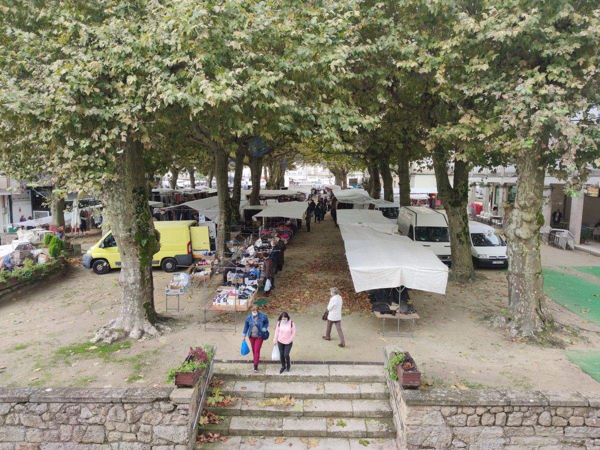 Feria ambulante en la Alameda de Ponte Caldelas